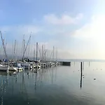 Zwischen Hafen Und Strandbad