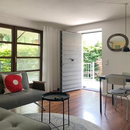 Zwischen Hafen Und Strandbad *