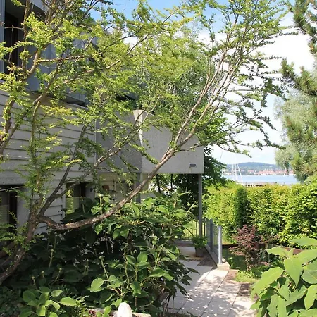 Zwischen Hafen Und Strandbad