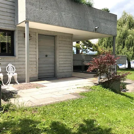 Zwischen Hafen Und Strandbad