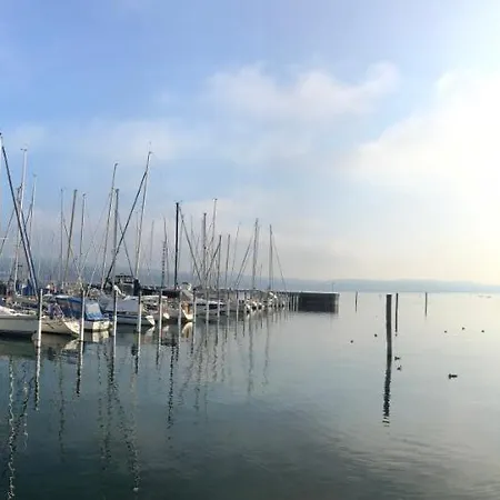 Zwischen Hafen Und Strandbad