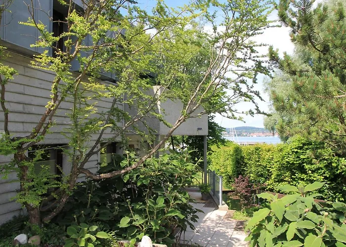 Zwischen Hafen Und Strandbad