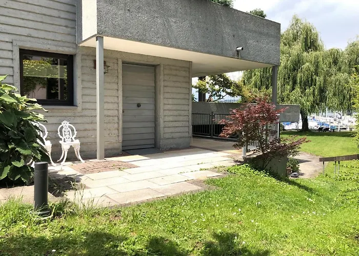 Zwischen Hafen Und Strandbad